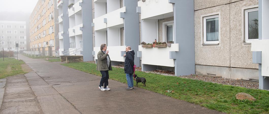 Bernd Schröder (l.) bei einem Pläuschchen mit einem Nachbarn vorm Haus in der ­Keplerstraße