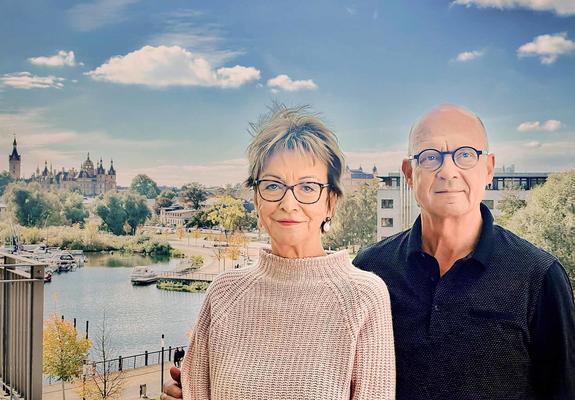 Die Entscheidung fiel morgens im Bett. „Lass uns nach Schwerin ziehen“, sagte Dorothea Nölke zu ihrem Mann. Der Fotograf war sofort einverstanden, obwohl sich die beiden verkleinern mussten. Das war vor drei Jahren.