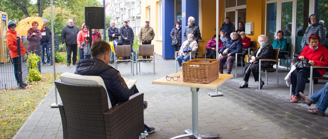 Klappstuhl einpacken, vorbeikommen und den Vorlesern lauschen – das steht auch in diesem Jahr wieder auf dem Programm. Von 11 bis 17 Uhr lesen am 29. August stadtbekannte Persönlichkeiten aus ihren Lieblingsbüchern