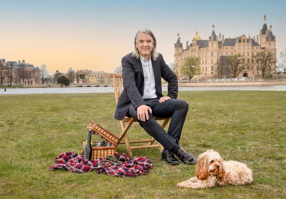 Als Generalintendant des Staatstheaters hat Hans-Georg Wegner immer viel zu tun – gerade jetzt, wenn die Schlossfestspiele mit neuer Vielfalt anstehen.