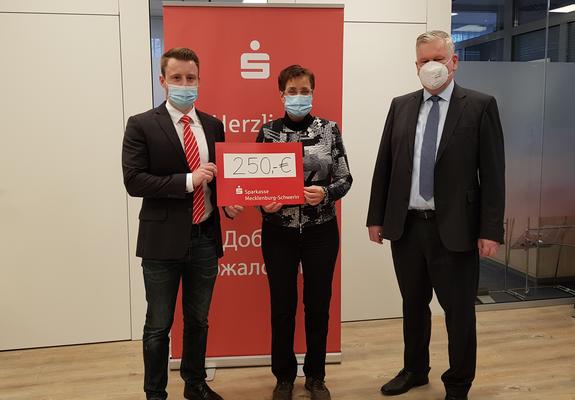 V.l.: Filialleiter Felix Grünwald, Birgit Hillmann vom Schulförderverein der Grundschule Nils-Holgersson und Joachim Ziegler (Vorstandsmitglied der Sparkasse Mecklenburg-Schwerin) bei der Spendenübergabe