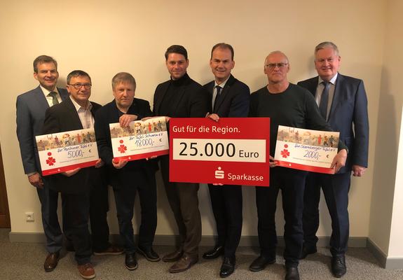 Die Vorstandsmitglieder der Sparkasse Mecklenburg-Schwerin übergaben die Spenden an die Vertreter der Tafeln aus Schwerin, Parchim und Sternberg, Foto: SPK/Ann-Kristin Granitza