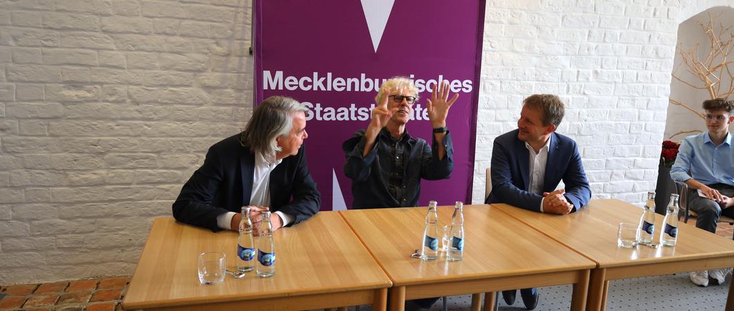 Stewart Copeland (Mitte) ist derzeit in Schwerin zu Gast. Hans-Georg Wegner und Rico Badenschier begrüßten ihn im Rathaus, Foto: maxpress