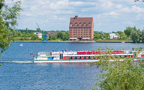 Ziegelsee-Schwerin Weisse-Flotte-Ausflugsschiff c maxpress liste