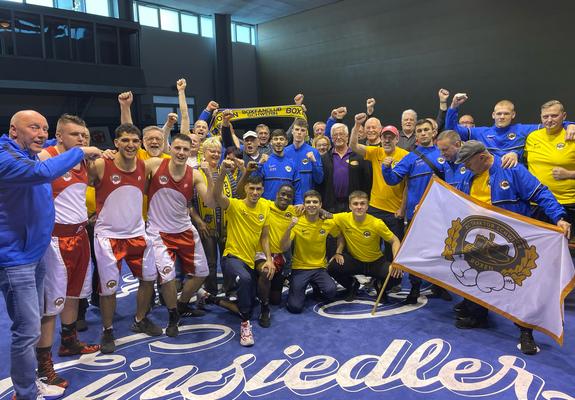 Das war knapp. Die Boxer des BC Traktor Schwerin, in der roten Ring- Ecke betreut von Traktor-Sportdirektor Paul Döring und den Tainern Frank Rieth, Ricardo Pautsch und Alexander Ohunik haben den letzten Bundesliga-Auswärtskampf beim BC Chemnitz mit 14:13