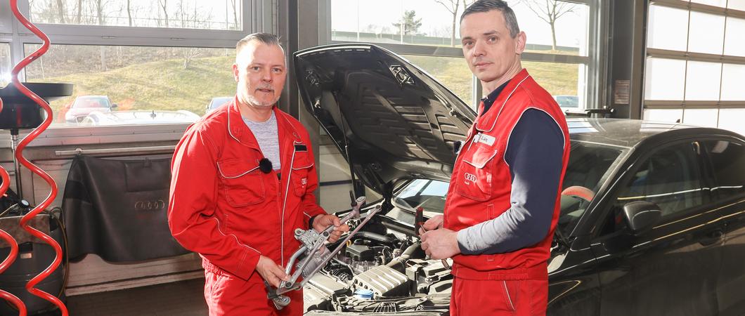 Das rote Outfit stand ihm gut und laut Diagnosetechniker Oliver Jung vom Audizentrum Schwerin hat sich der bekannte Unternehmer Steffen Brinkmann beim Reifenwechsel, Filter ausbauen und Scheibenwischermotor demontieren nicht so schlecht angestellt