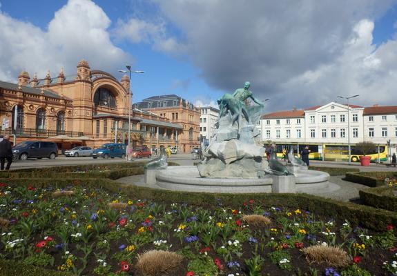 Pünktlich zu Ostern werden die Brunnen und Wasserspiele in der Landeshauptstadt Schwerin wieder Gäste und Einheimische erfreuen. Der Eigenbetrieb SDS beauftragte eine Firma, die Arbeiten für die Inbetriebnahme der elf Brunnen und Wasserspiele in der Land