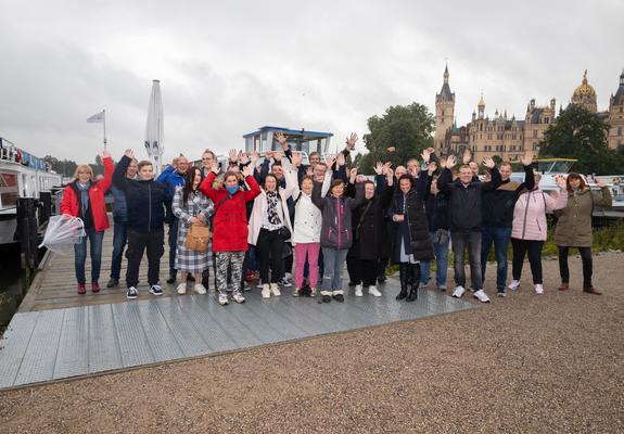 Gruppenfoto mit einem Teil der Helfer, die im Frühjahr ehrenamtlich bei der Einrichtung der Flüchtlingsunterkünfte und der Betreuung der ukrainischen Menschen mitangepackt haben, Foto: maxpress