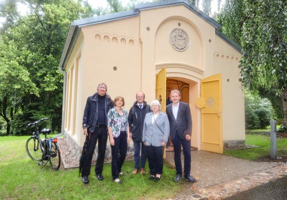 Der Alte Friedhof Schwerin ist voller Geschichte und Geschichten. Einst Gottesacker, wurde er vor genau 100 Jahren städtisch. Am 1. Juli 1922 trat ihn die Domkirche an die Stadt Schwerin gegen Zahlung eines stattlichen Geldbetrages ab.