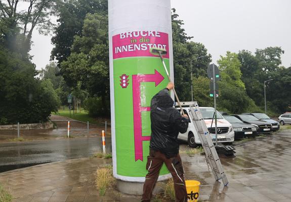 Kurz vor Beginn der Arbeiten an der Wallstraßenbrücke und Freigabe der geplanten Ausweichstraßen wurden heute – zusätzlich zur Beschilderung durch die städtischen Behörden – großflächige Plakate an angebracht.