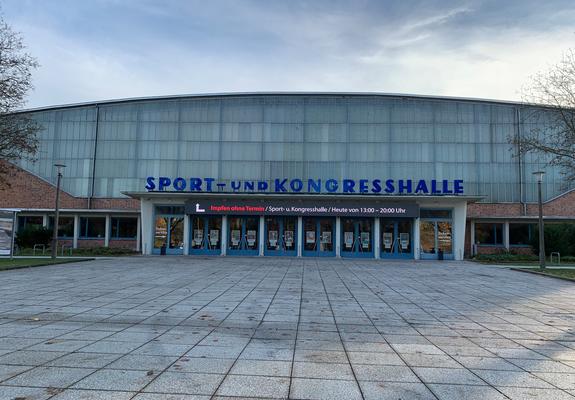 Weitere offenen Impfaktionen im neuen Jahr finden am Freitag, den 7. Januar in den Impfstützpunkten im Schlosspark-Center sowie in der Sport- und Kongresshalle jeweils von 12.00 bis 19.00 Uhr statt.