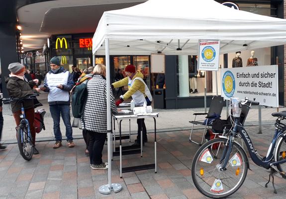 Der Radentscheid Schwerin nimmt Fahrt auf. In etlichen Stadtteilen haben die Ehrenamtlichen schon Unterschriften für ihr Bürgerbegehren gesammlt.