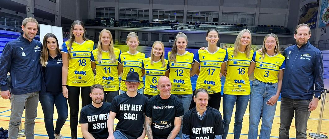 Neben neuen Spielerinnen, neuer Motivation und neuer Kraft, wird nun auch ein neuer Vereinssong die Volleyballmannschaft um Trainer Felix Koslowski und die Fans des SSC Palmberg Schwerin in die kommende Saison begleiten.