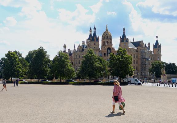 Vor 30 Jahren wurde Schwerin formell und urkundlich bestätigt zur Landeshauptstadt von Mecklenburg-Vorpommern ernannt, nachdem der Landtag bereits im Oktober 1990 hierüber entschieden hatte.