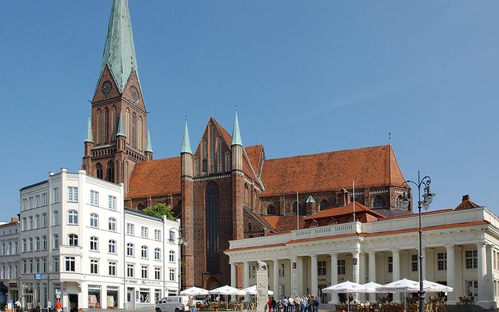 Schweriner-Dom-Blick-vom-Marktplatz c maxpress content 3