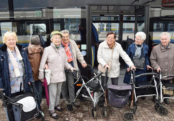 Immer mehr Menschen setzen auf Rollator, E-Scooter und Co. in ihrem Alltag. Dank der voranschreitenden technischen Möglichkeiten haben sich die Geräte zu praktischen Helfer mit Stauraum und Komfort entwickelt.