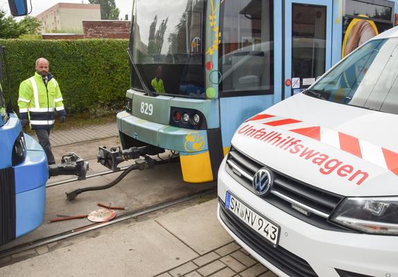 Abweichungen vom Regelbetrieb sind die berufliche Schiene von Ronny Woelk . Als Verkehrsmeister beim Nahverkehr rückt er aus, wann immer der normale Verkehrsfluss der Busse und Straßenbahnen aus dem Takt gerät.