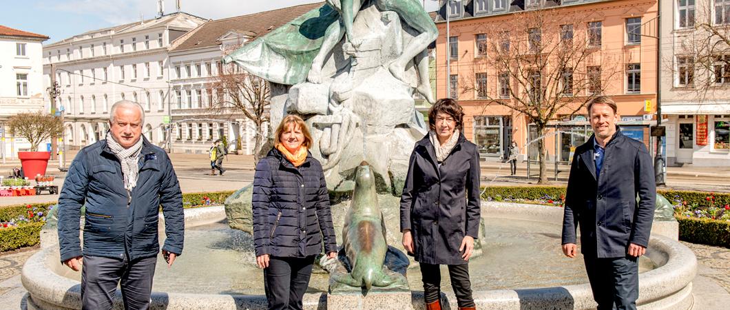 Schwerin ist von viel Wasser umgeben. Gleichwohl erfreut es in Form von Wasserspielen und Brunnen jedes Jahr sowohl Schwerinerinnen und Schweriner als auch viele Gäste.