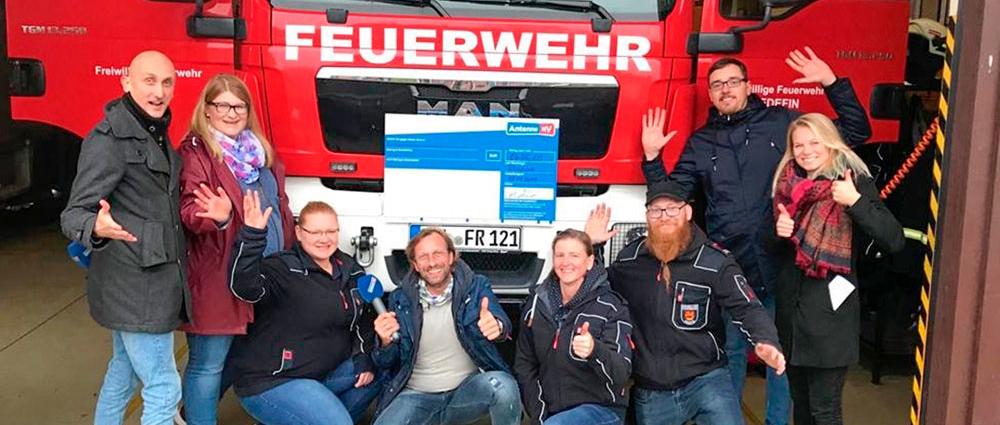 Die Freiwillige Feuerwehr Redefin hat dank Antenne MV jetzt ein neues, großes Zelt für Veranstaltungen und die Jugendarbeit. Die 1.475,60 Euro übernahm der Radiosender