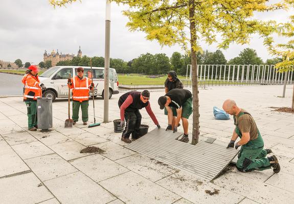 Wer auf der Schwimmenden Wiese spazieren geht, über den Bertha- Klingberg-Platz flaniert oder die Friedhöfe besucht, hat sie sicherlich schon bei der Arbeit gesehen – die Pflegegruppe der Dreescher Werkstätten.