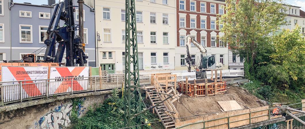 Bagger greifen in die Erde, Baumaterial wird angefahren und Rohre verschiedenster Größe liegen bereit. Es geht voran auf der komplexesten Baustelle der Landeshauptstadt.