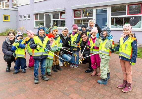 Erzieher Christian Puls (Mitte) bringt den Kindern frühzeitig die Vielfalt der Natur, Fotos: maxpress/srk