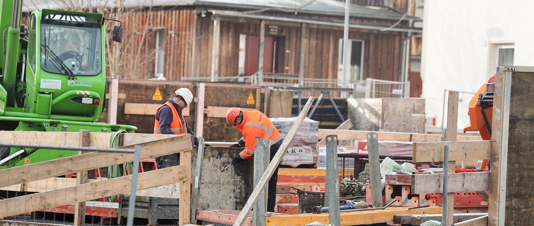 Bis zu Freigabe der neuen Wallstraßenbrücke Ende April sind noch viele Details an und um das Bauwerk herzustellen und zu koordinieren, Foto: maxpress