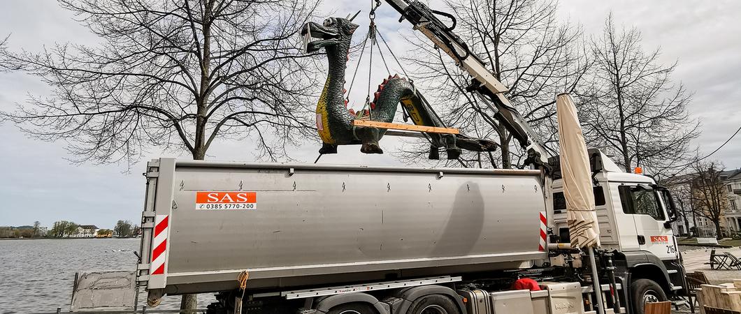 Es gibt einige Dinge, die einfach zu Schwerin gehören. Sie prägen das Stadtbild und sind nur schwer wegzudenken. Dazu zählt sicher auch Nandolino, die große Holzfigur am Pfaffenteich. Jetzt ist sie weg. Zum Glück soll der Platz nicht lange frei bleiben.