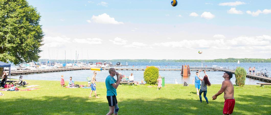 Sommerferien sind die Zeit für Erholung und gemeinsame Stunden mit der Familie. Zusammen in den Urlaub zu fahren und Ausflüge zu machen, ist für viele Menschen der Höhepunkt des Jahres.