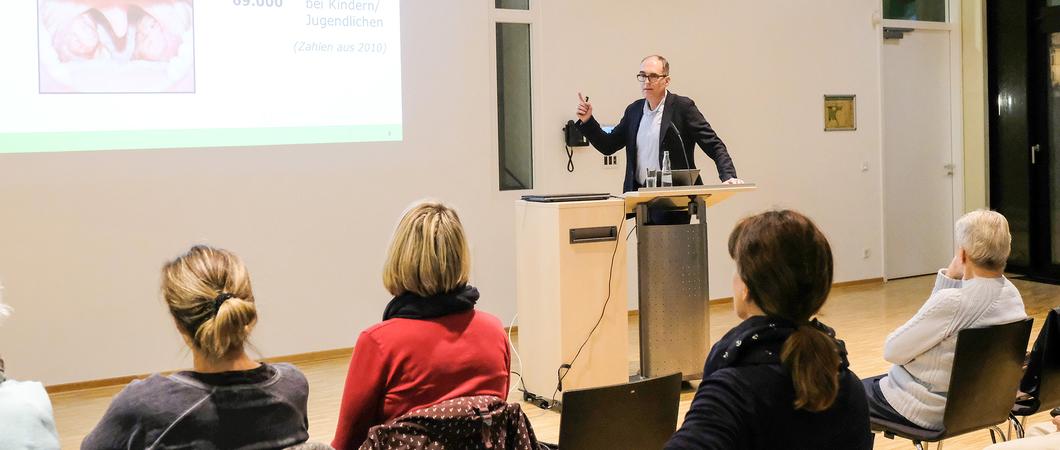 Prof. Martin Jäckel erklärt Zuhörern, wie eine Mandelentfernung abläuft