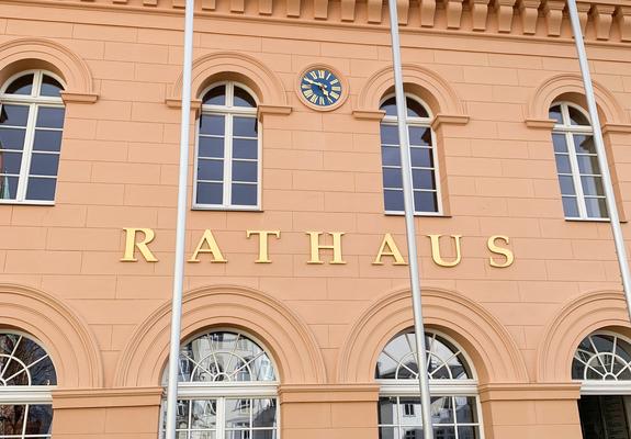 Sie leuchtet mit ihren goldenen Zeigern. Sie zeigt den Händlern auf dem Markt, wann sie Feierabend machen können. Sie signalisiert den Paaren, die sich im Rathaus das Jawort geben: Gleich gehts los oder zeigt den Handwerkern die Zeit zur Mittagspause an.