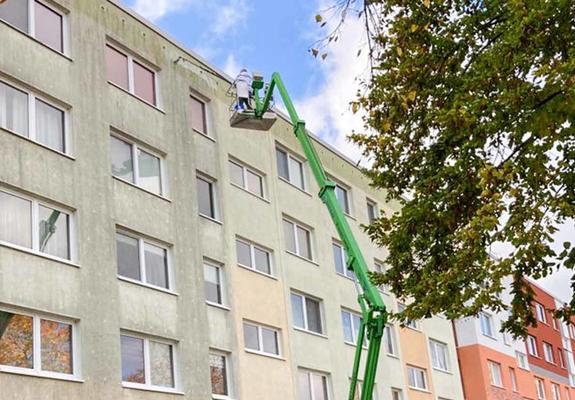 Heißes Wasser und das bewährte Niederdruckverfahren haben den Häusern in der Grevesmühlener Straße 43 bis 53 Anfang November zu einer frisch gesäuberten Fassade verholfen.