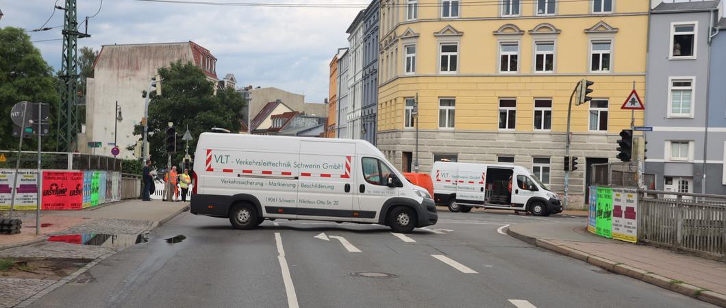 Das Schlossparkcenter erreichen Besucher dann vom Obotritenring über die Wittenburger Straße sowie vom Obotritenring über den Platz der OdF weiter über die Voßstraße und Wittenburger Straße.