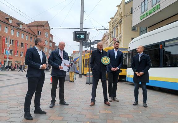 Verkehrsminister Christian Pegel mit Oberbürgermeister Rico Badenschier und den Landräten der Landkreise Nordwestmecklenburg und Ludwigslust-Parchim, Tino Schomann und Stefan Sternberg  bei der Vorstellung des Gutachtens