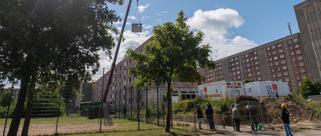 Um genau 10 Uhr ging es los: Die erste Dachplatte des Fünfgeschossers in der Pankower Straße 3 schwebte aus 15 Metern Höhe nach unten.