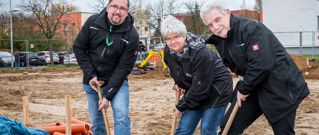 Stefan Lüdemann, Leiter des WGS-Mietercenters Süd, Doris Knuth, Leiterin Vertrieb der BIG Brüeler Immobilien & Grundbesitz GbR und WGS-Geschäftsführer Thomas Köchig beim symbolischen Spatenstich