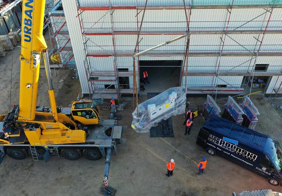 Mit der Anlieferung von Hochleistungs-Wärmepumpen am heutigen Donnerstag hat der Bau der Geothermie-Anlage in Schwerin Lankow einen weiteren Meilenstein erreicht, Stadtwerke Schwerin