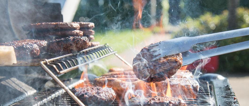 Aufgrund der anhaltenden Trockenheit und der landesweit ausgerufenen Waldbrandgefahrenstufe 4 ist in der Landeshauptstadt Schwerin das Grillen auf öffentlichen Plätzen untersagt