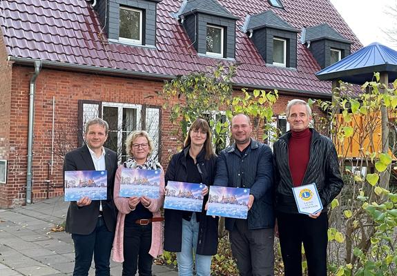 Freuen sich auf den neuen Lions-Adventskalender: Oberbürgermeister Badenschier, Steffi Pross und Silke Schönrock von Sozius, Lions-Präsident Christoph Kümmritz und Jens Ludwig, Sekretär des Lions-Club (v.l.n.r.), Foto: Landeshauptstadt Schwerin