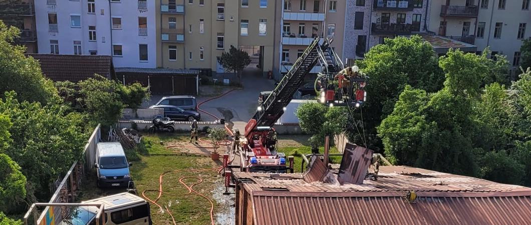 In den heutigen frühen Morgenstunden kam es zu einem Brand in einer Holzwerkstatt in der Werderstraße. Während der Löscharbeiten und der Brandnachsorge ist aktuell die Werderstraße zwischen Knaudtstraße und Hospitalstraße voll gesperrt.