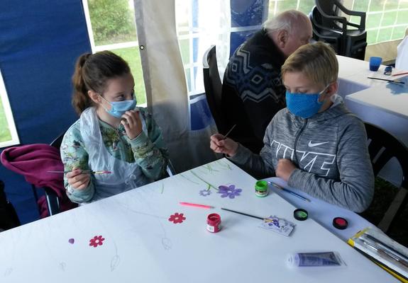 Die Türkise Klasse besuchte mit Birgit Ebel die Seniorenpflegeeinrichtung, um gemeinsam mit Bewohnern das diesjährige Herbstprojekt umzusetzen.