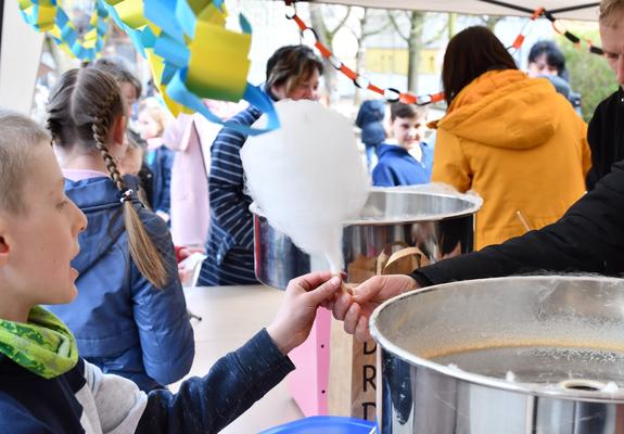 Zuckerwatte versüßte das rundum gelungene Fest mit bunten Programmpunkten von Abwerfball bis Samenbomben, Foto: Kita gGmbH/Sandra Dickau