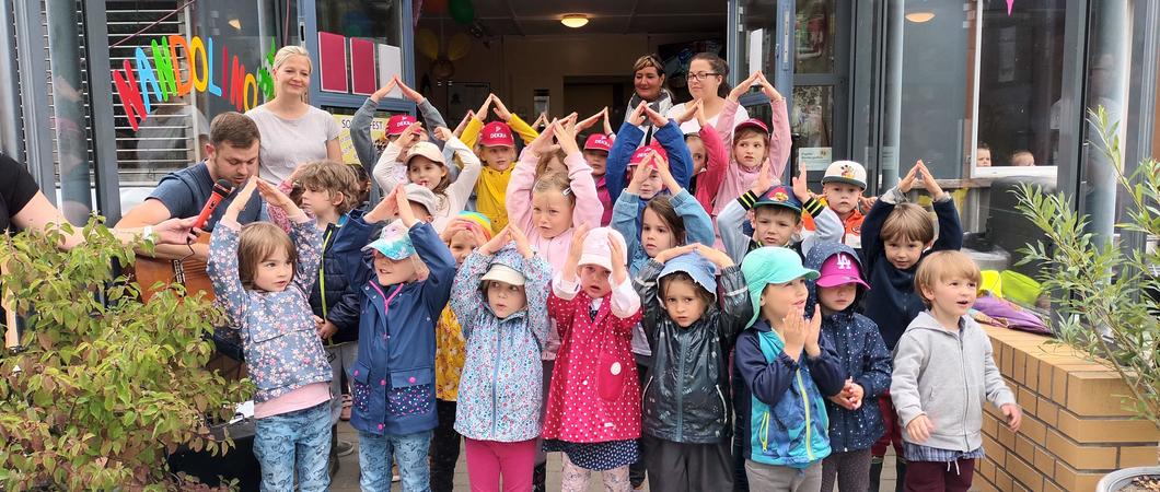 „Ich male mir die Welt, wie sie mir gefällt“, sangen die Kinder der Kita Nandolino lauthals zur Eröffnung ihres Sommerfestes am 7. Juli.