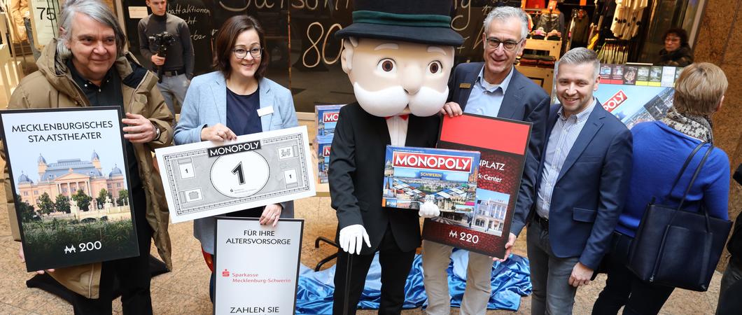 Die Universitäts- und Landeshauptstadt Schwerin ist ab heute im Monopoly-Fieber. Im Schlosspark-Center ist heute eine auf die Stadt angepasste Version des berühmtesten Brettspiels der Welt vorgestellt worden.