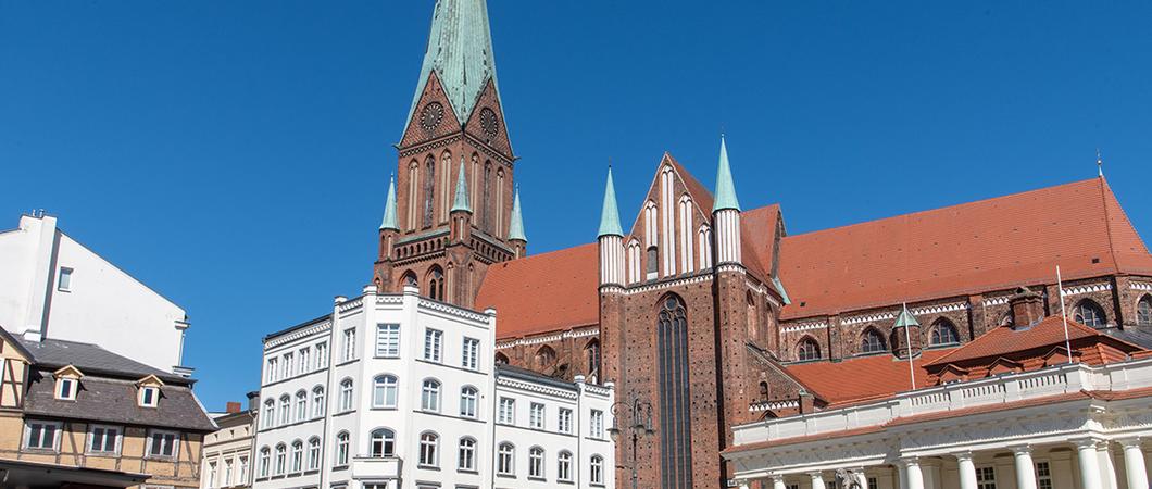 Radtour-Schweriner-Markt-mit-Dom c maxpress haupt