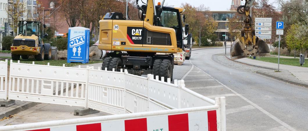 Die seit Samstag aufgrund der Havarie einer Abwasserdruckleitung in Höhe des Ärztehauses voll gesperrte Graf-Schack-Allee wird voraussichtlich am kommenden Samstagmittag wieder für den beidseitigen Verkehr freigeben werden.