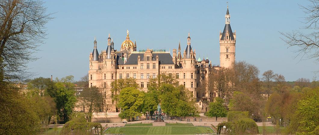 Schweriner-Schloss-mit-Burgsee c maxpress haupt