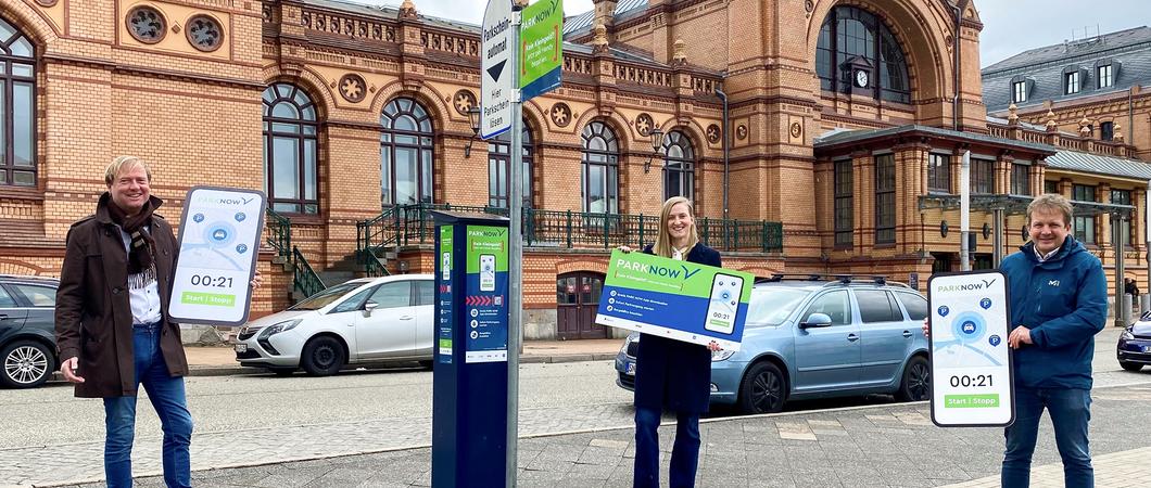 Aufgeregt werden Portemonnaies geöffnet und Taschen nach Kleingeld durchsucht. Alle Familienmitglieder sammeln ihre Münzen zusammen, um nach dem Einkaufsvergnügen nun auch ihr Parkticket zu bezahlen. Die Wartenden drum herum murren schon.