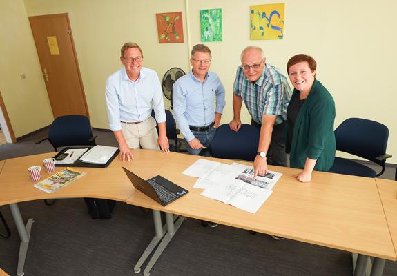 AWO-Geschäftsführer Axel Mielke (2.v.r.) und Antje Hansen (r.) besprechen mit den Investoren die Baupläne, Fotos: maxpress, Galileo Home