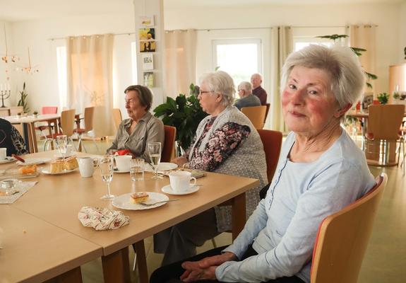 In den Wohnanlagen mit Service der AWO werden die Bewohner vor Ort betreut und sie können zahlreiche Leistungen der medizinischen und pflegerischen Versorgung in ihren vier Wänden erhalten.